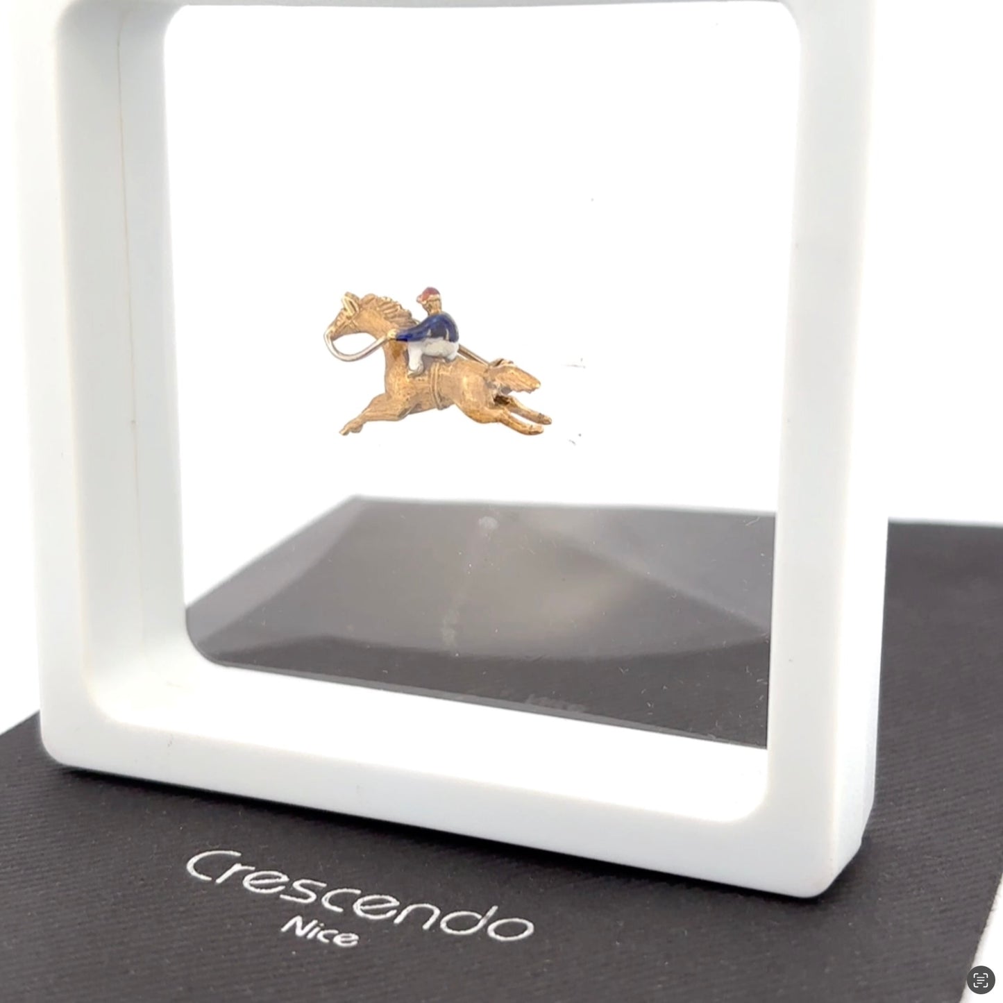 "Galop d’Or" – Broche Équestre avec Cavalier