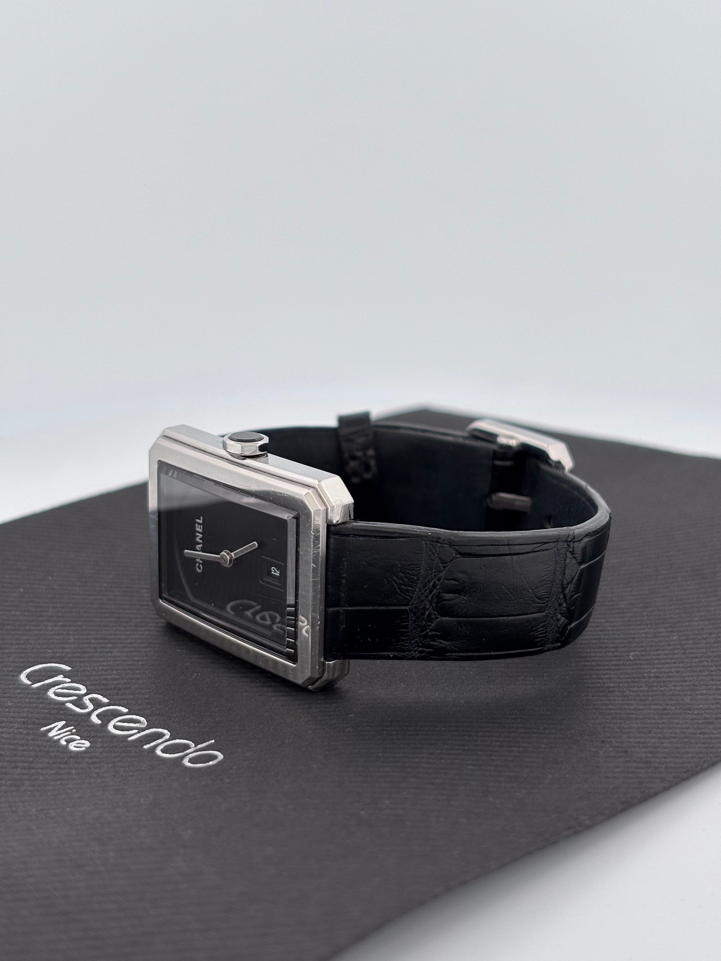 CHANEL | Montre Boy·Friend | Acier | Cadran noir laqué | Bracelet cuir alligator noir