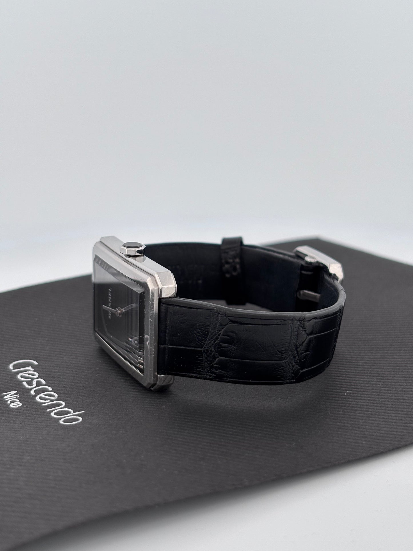 CHANEL | Montre Boy·Friend | Acier | Cadran noir laqué | Bracelet cuir alligator noir