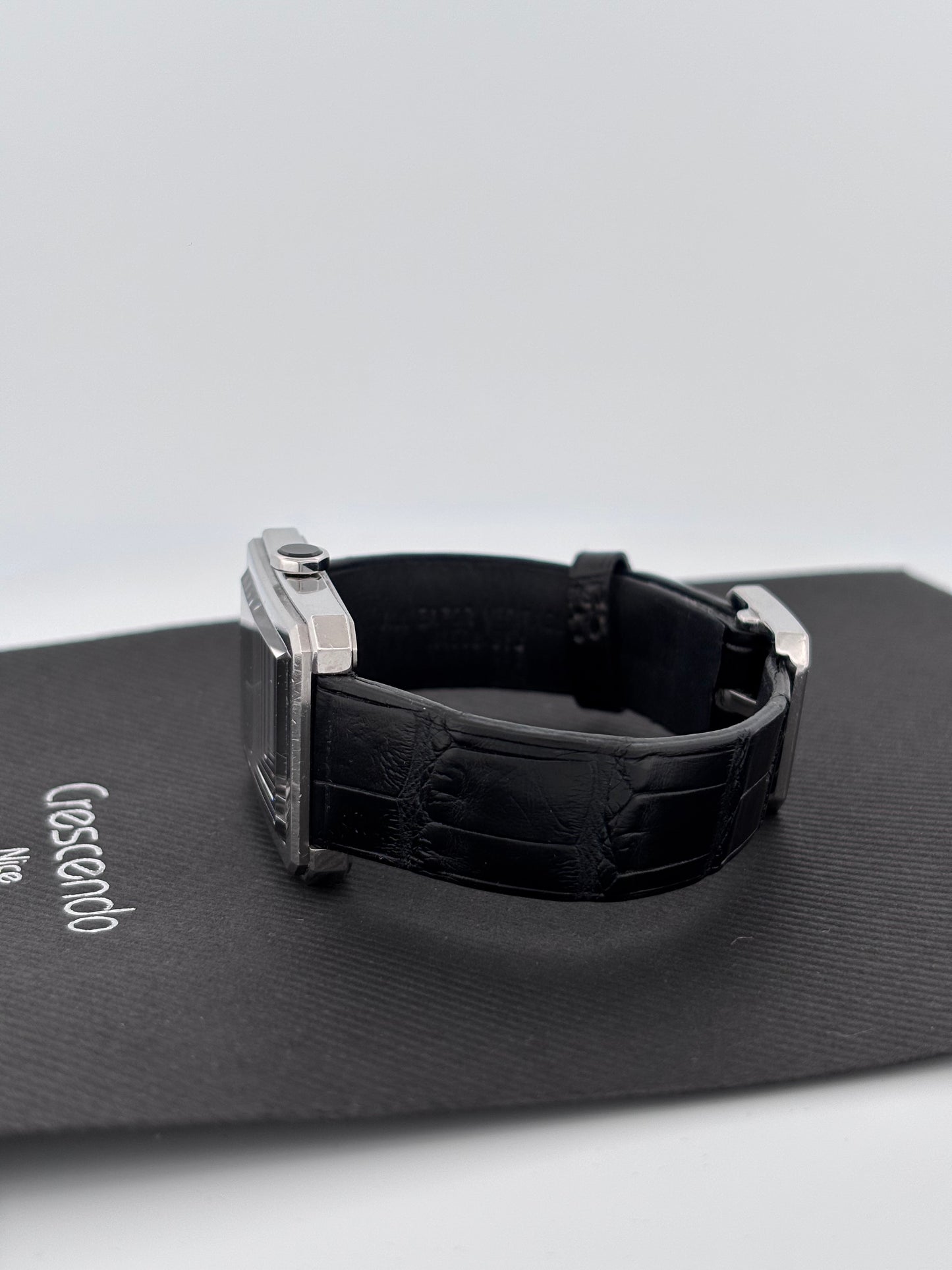 CHANEL | Montre Boy·Friend | Acier | Cadran noir laqué | Bracelet cuir alligator noir