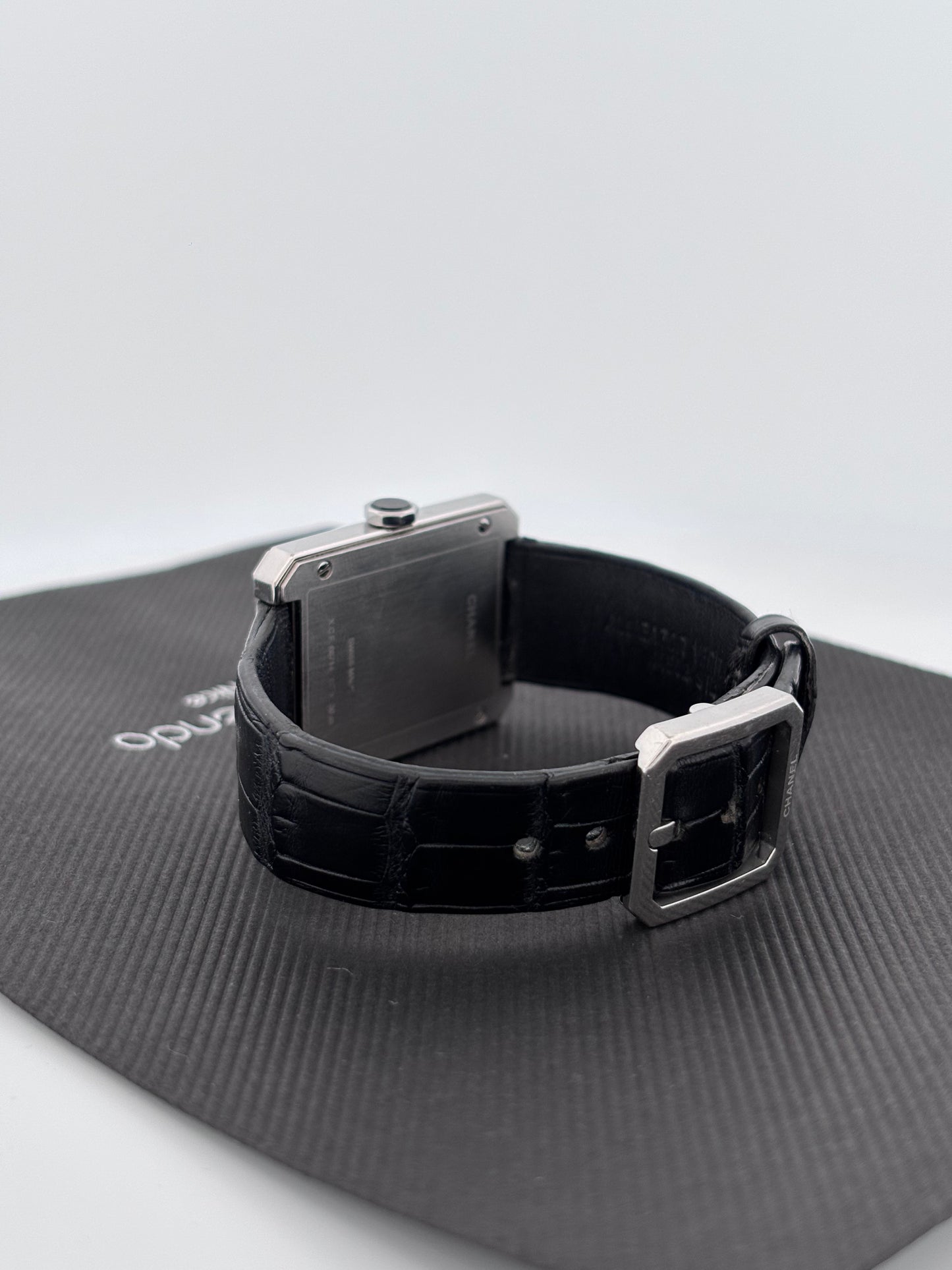 CHANEL | Montre Boy·Friend | Acier | Cadran noir laqué | Bracelet cuir alligator noir