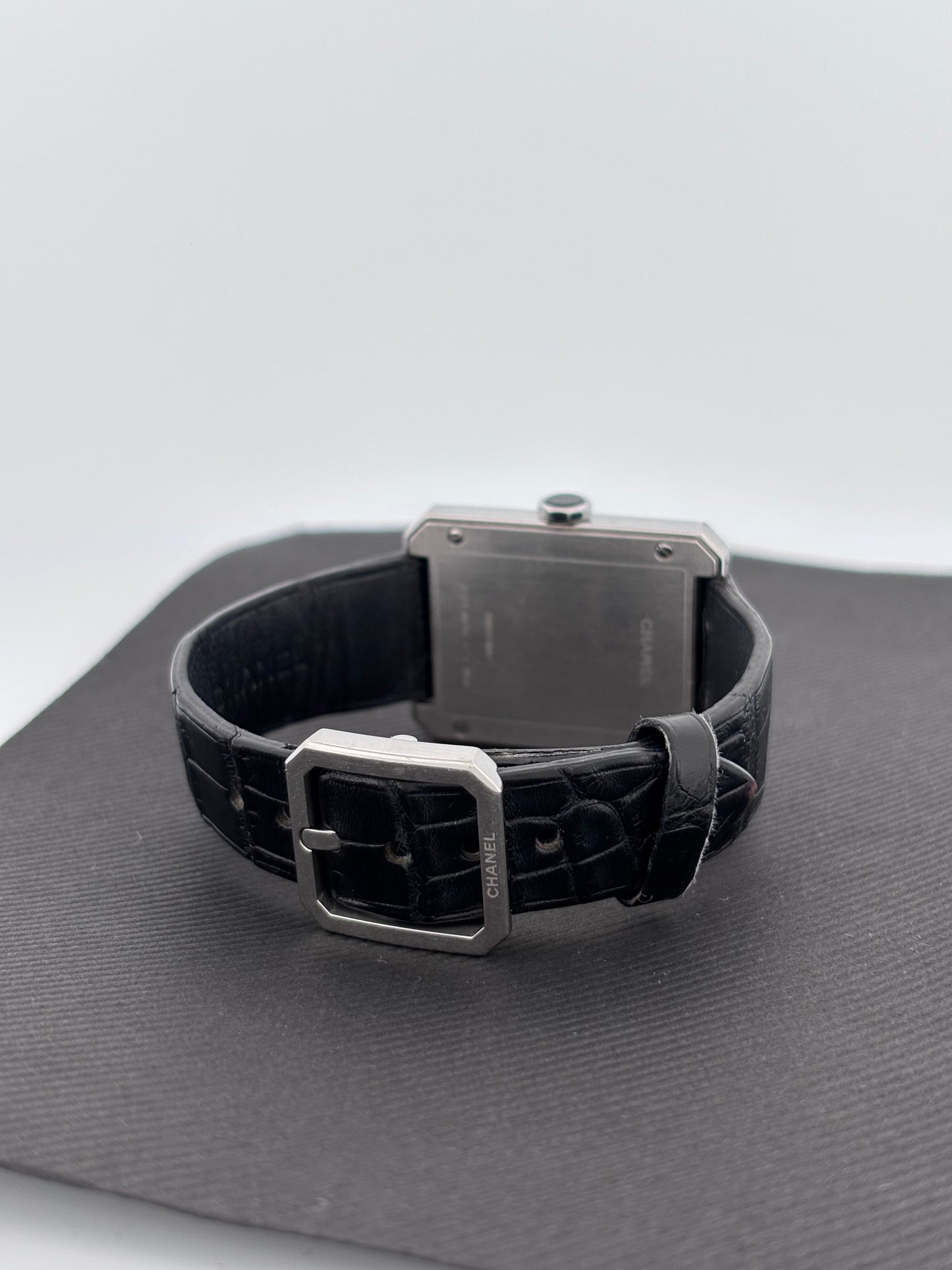 CHANEL | Montre Boy·Friend | Acier | Cadran noir laqué | Bracelet cuir alligator noir