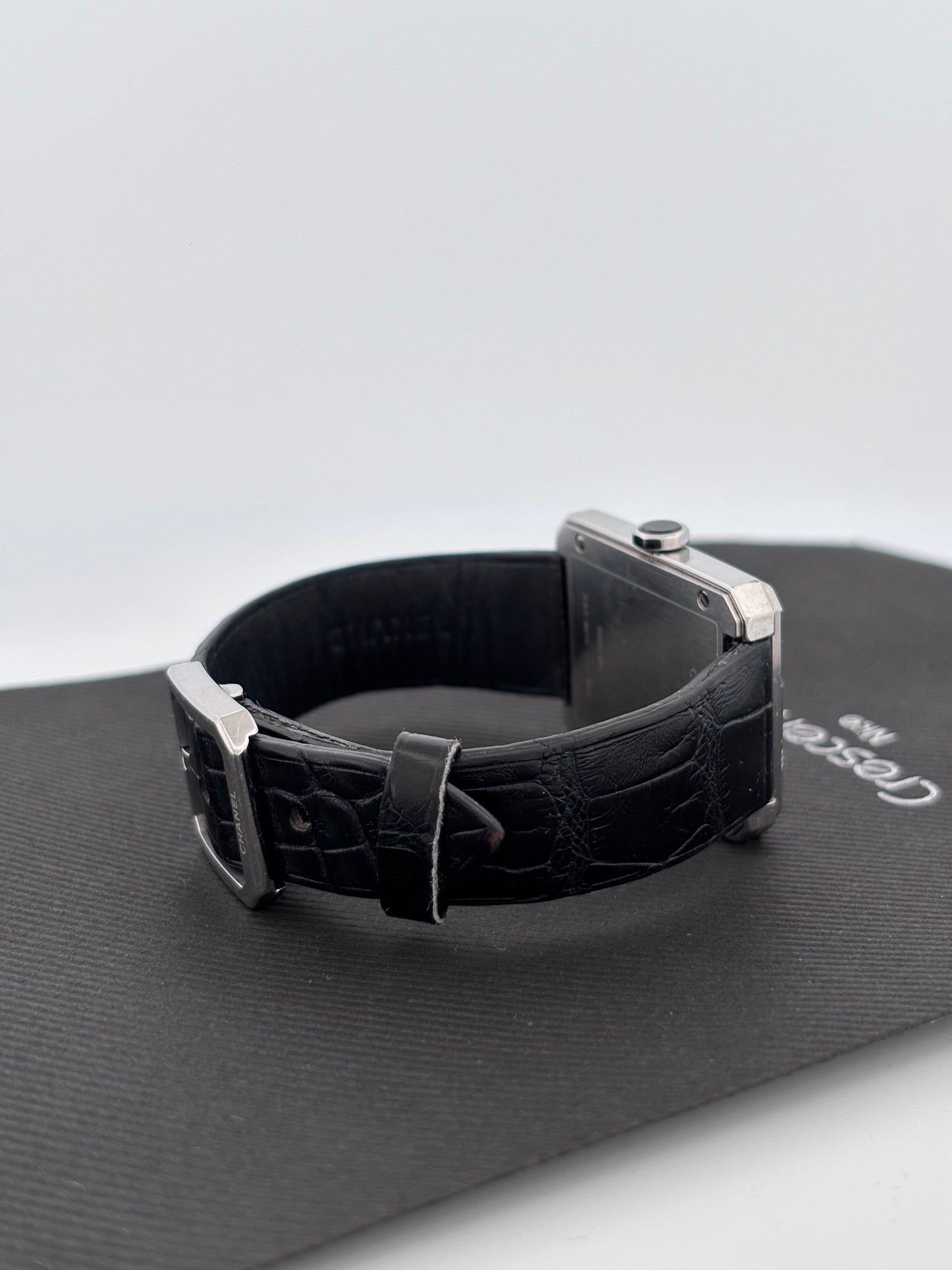 CHANEL | Montre Boy·Friend | Acier | Cadran noir laqué | Bracelet cuir alligator noir
