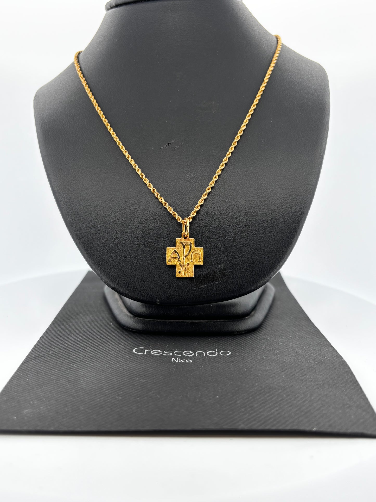 COLLIER CROIX – Or jaune 18K | Chaîne corde 46,5 cm + pendentif gravé AΩ | 9,30 g