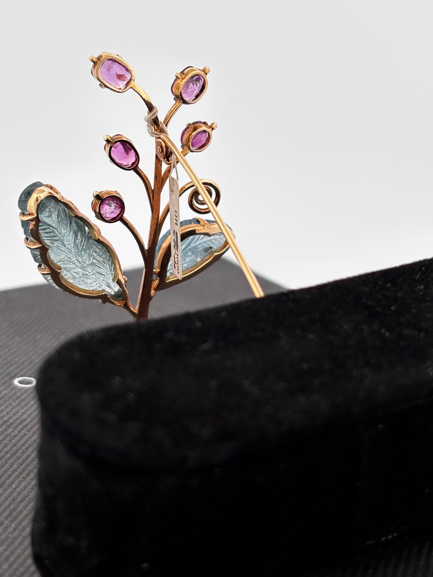 Broche gold rubi eme