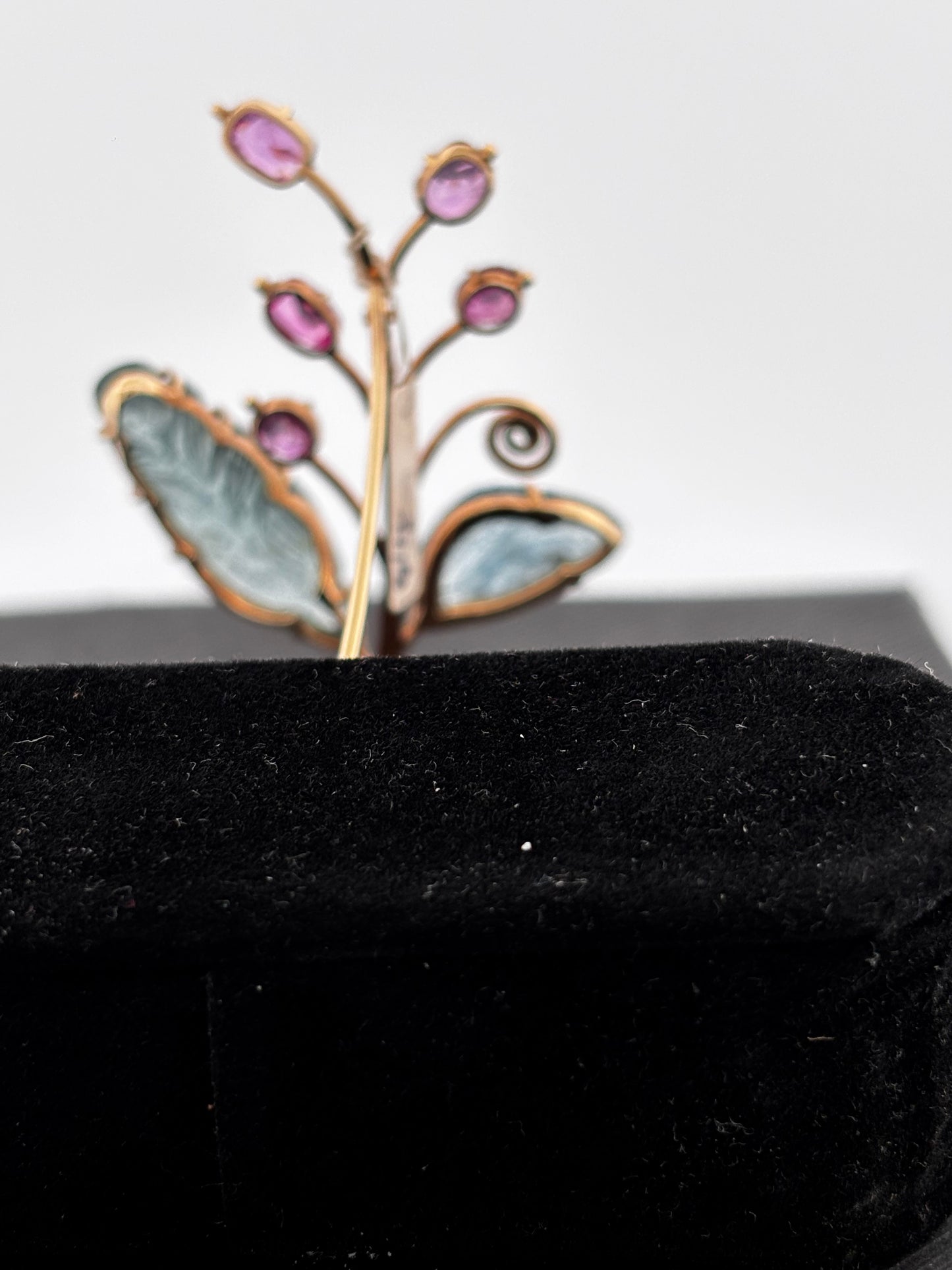 Broche gold rubi eme