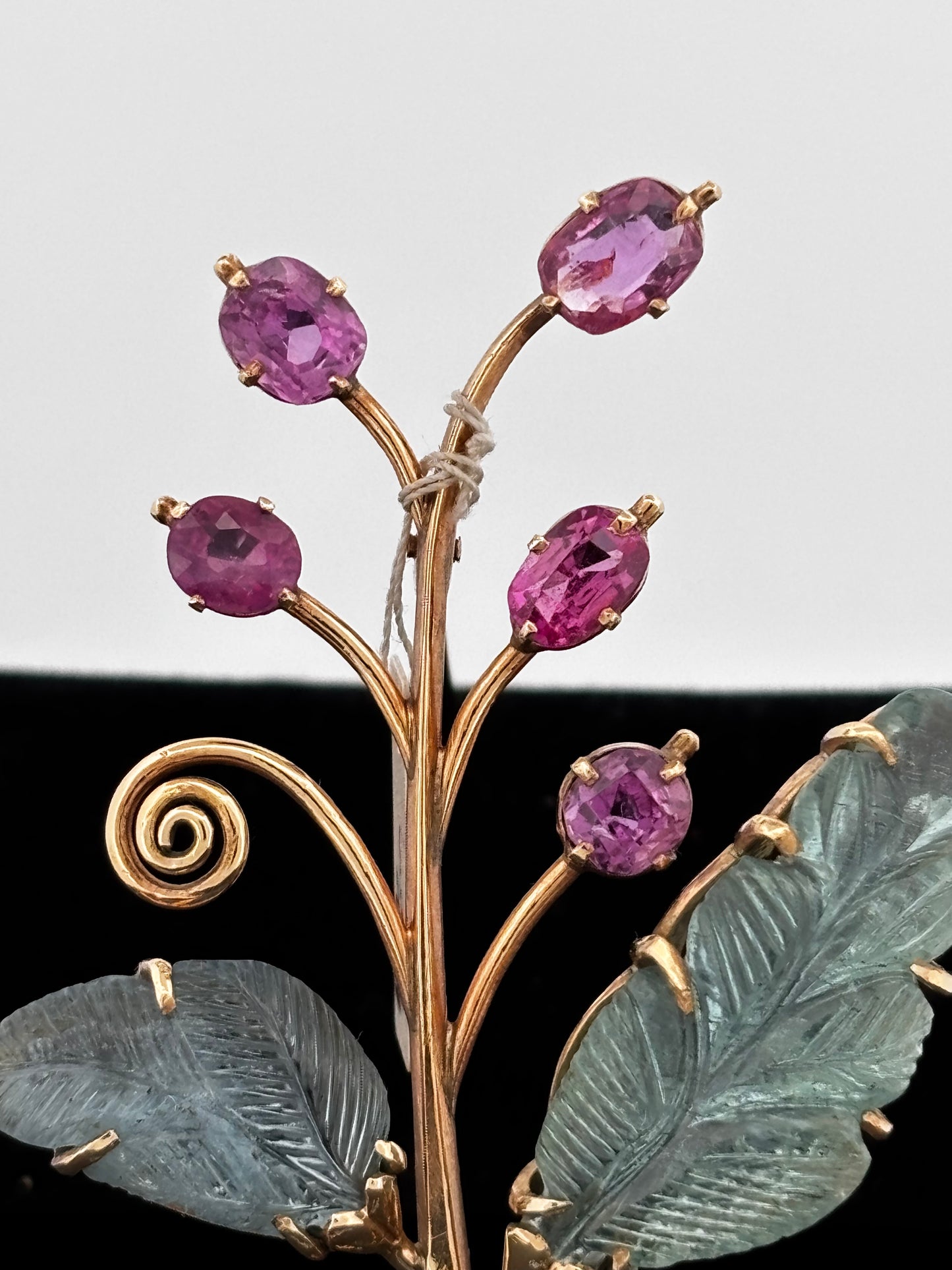 Broche gold rubi eme