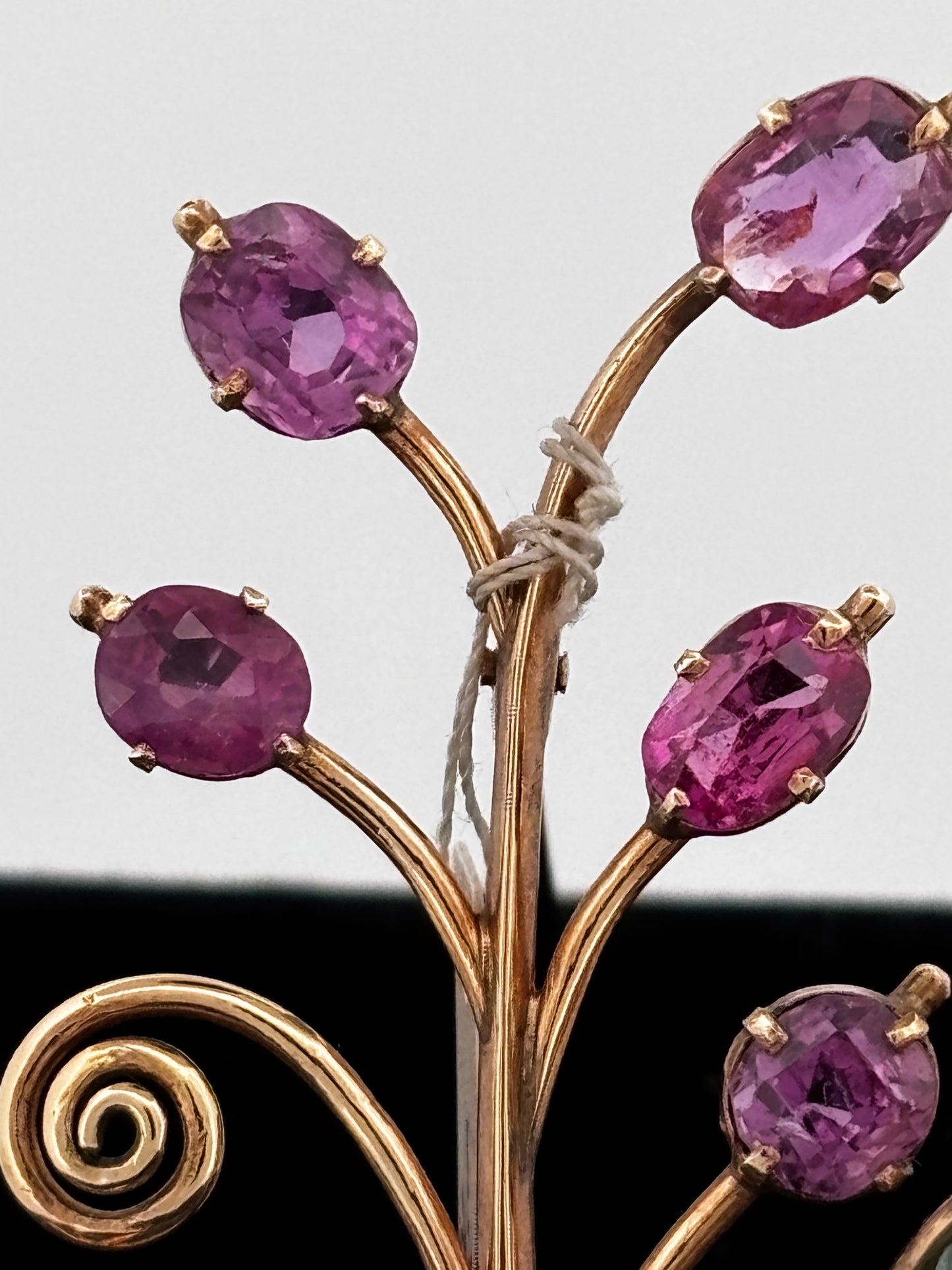 Broche gold rubi eme