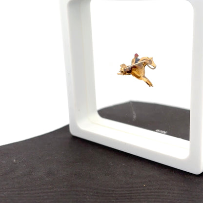 "Galop d’Or" – Broche Équestre avec Cavalier