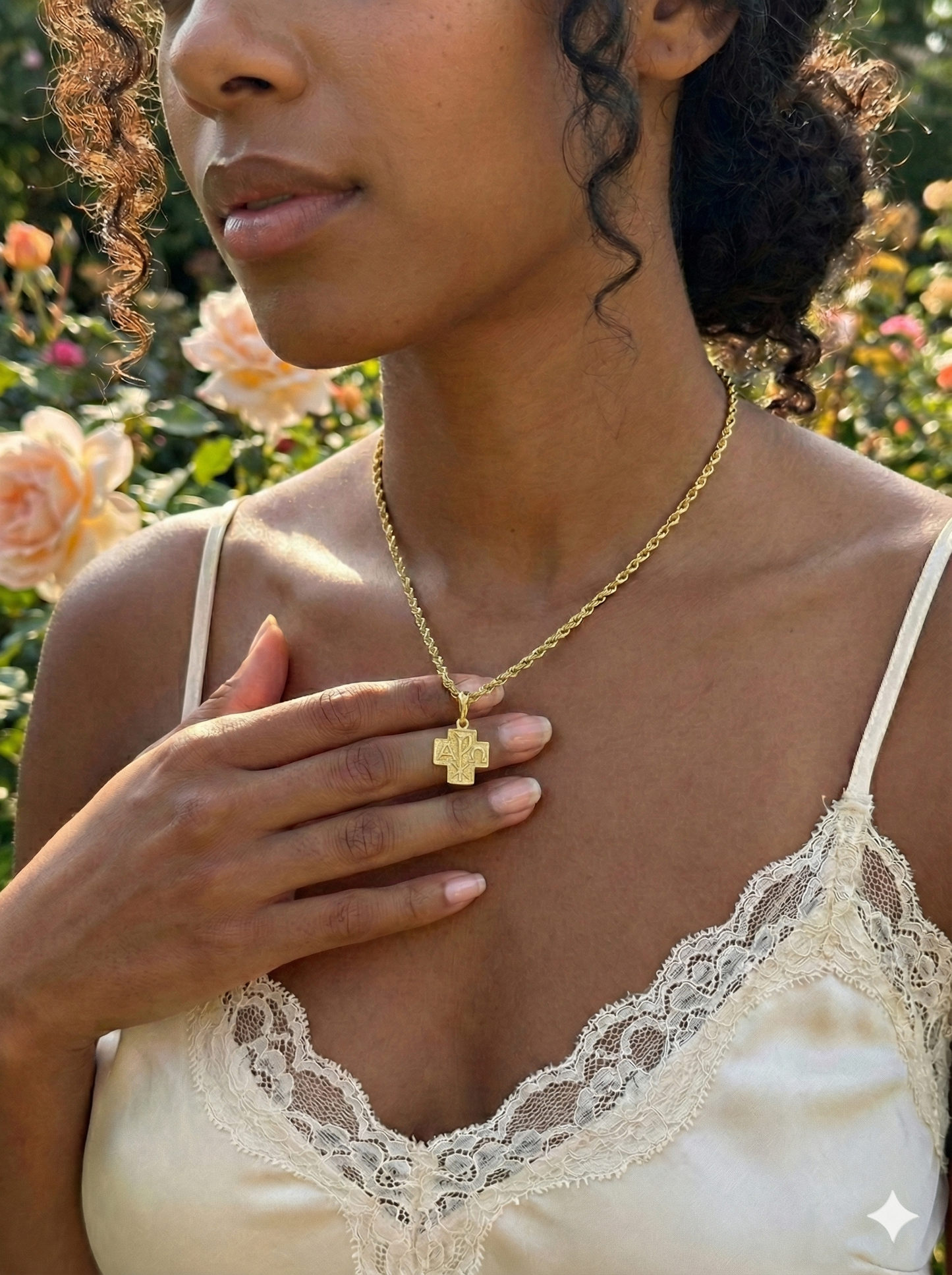 COLLIER CROIX – Or jaune 18K | Chaîne corde 46,5 cm + pendentif gravé AΩ | 9,30 g