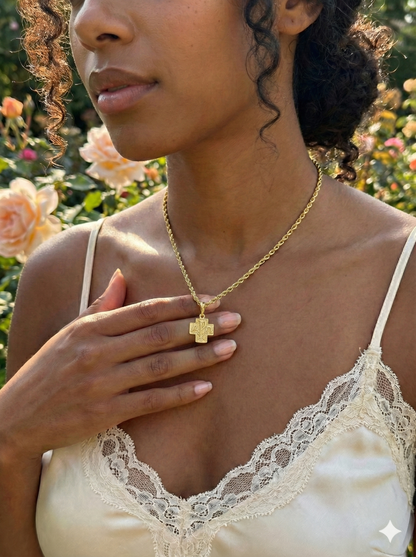 COLLIER CROIX – Or jaune 18K | Chaîne corde 46,5 cm + pendentif gravé AΩ | 9,30 g