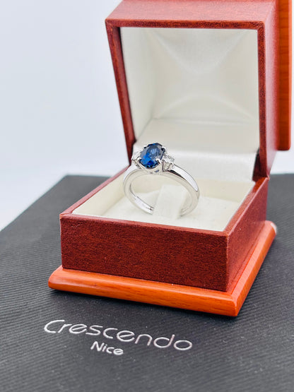 Bague Solitaire Saphir Ovale & Diamants en Or Blanc 18K