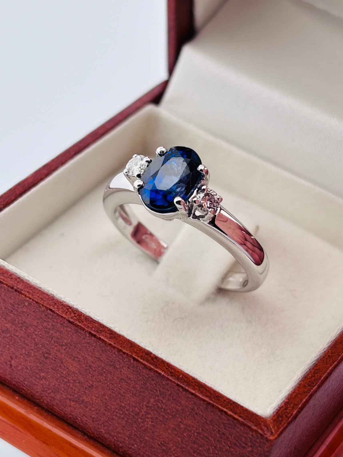 Bague Solitaire Saphir Ovale & Diamants en Or Blanc 18K