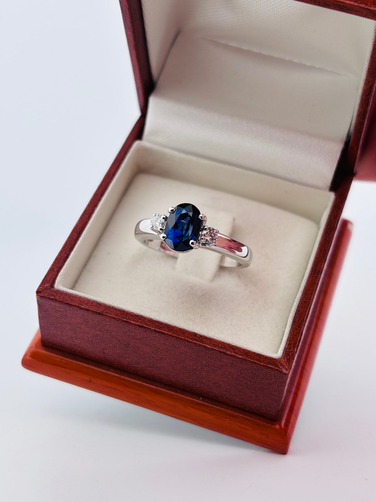 Bague Solitaire Saphir Ovale & Diamants en Or Blanc 18K