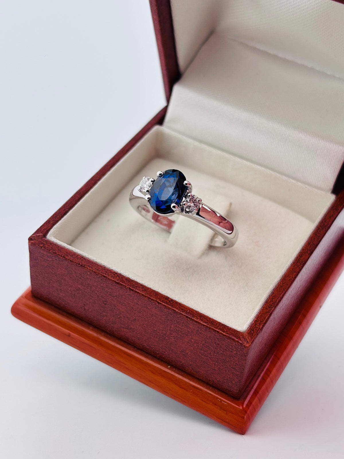 Bague Solitaire Saphir Ovale & Diamants en Or Blanc 18K