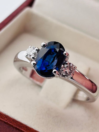 Bague Solitaire Saphir Ovale & Diamants en Or Blanc 18K
