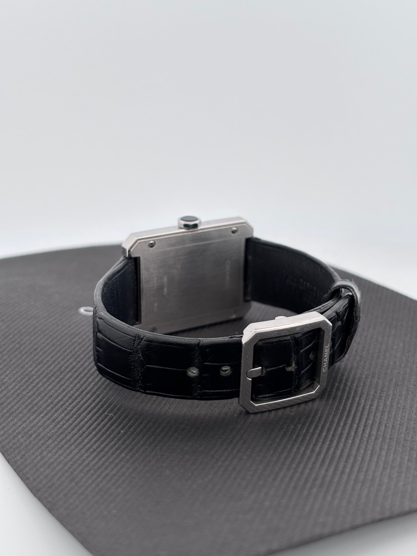 CHANEL | Montre Boy·Friend | Acier | Cadran noir laqué | Bracelet cuir alligator noir