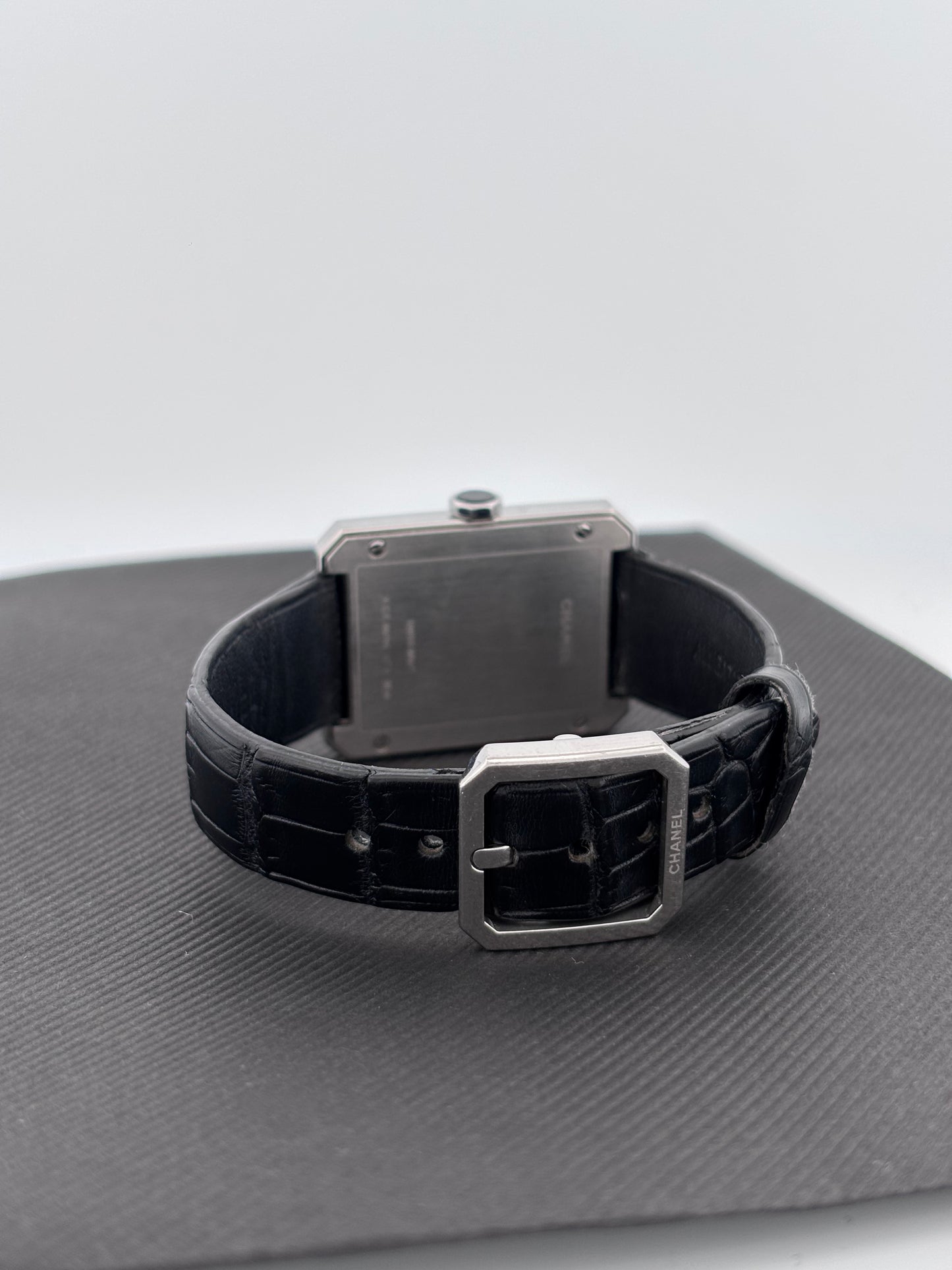 CHANEL | Montre Boy·Friend | Acier | Cadran noir laqué | Bracelet cuir alligator noir