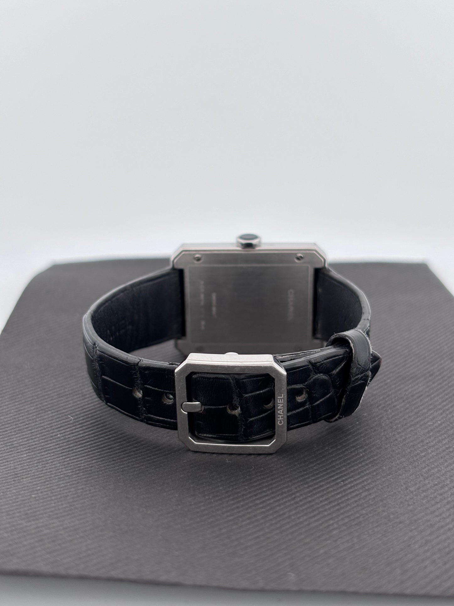 CHANEL | Montre Boy·Friend | Acier | Cadran noir laqué | Bracelet cuir alligator noir