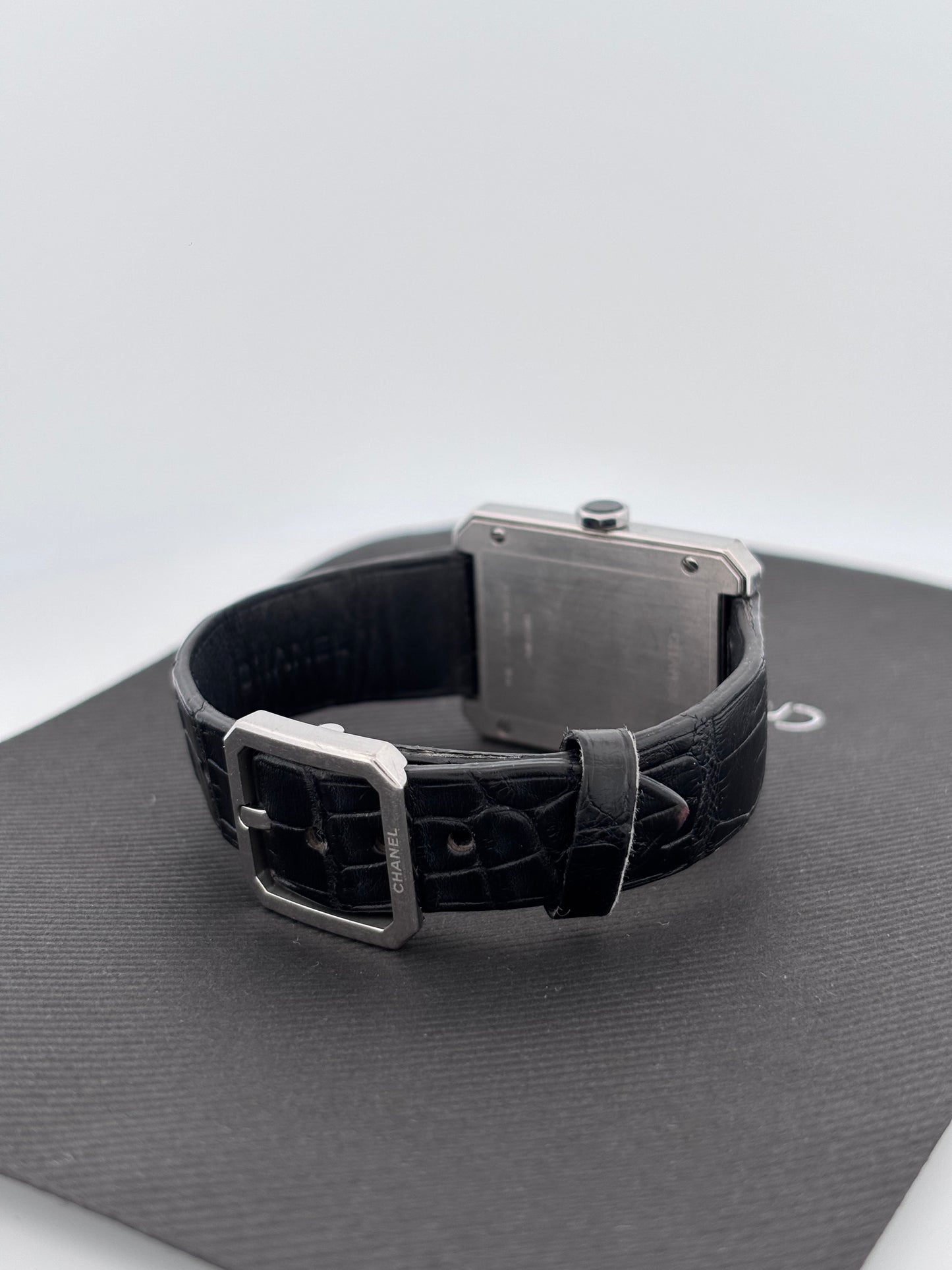 CHANEL | Montre Boy·Friend | Acier | Cadran noir laqué | Bracelet cuir alligator noir