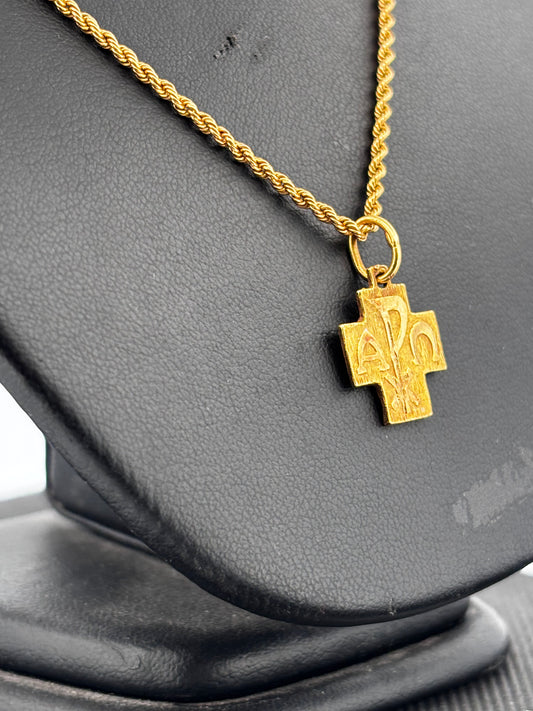 COLLIER CROIX – Or jaune 18K | Chaîne corde 46,5 cm + pendentif gravé AΩ | 9,30 g