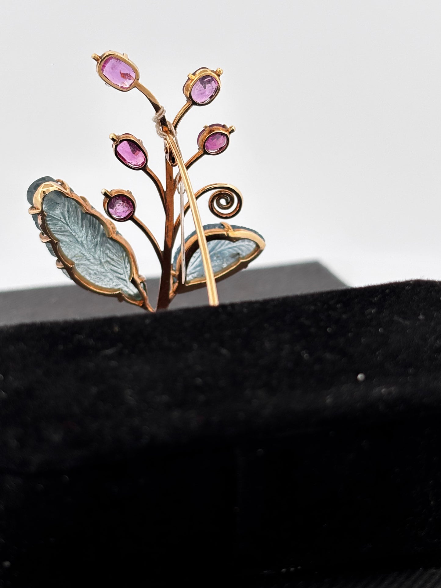 Broche gold rubi eme