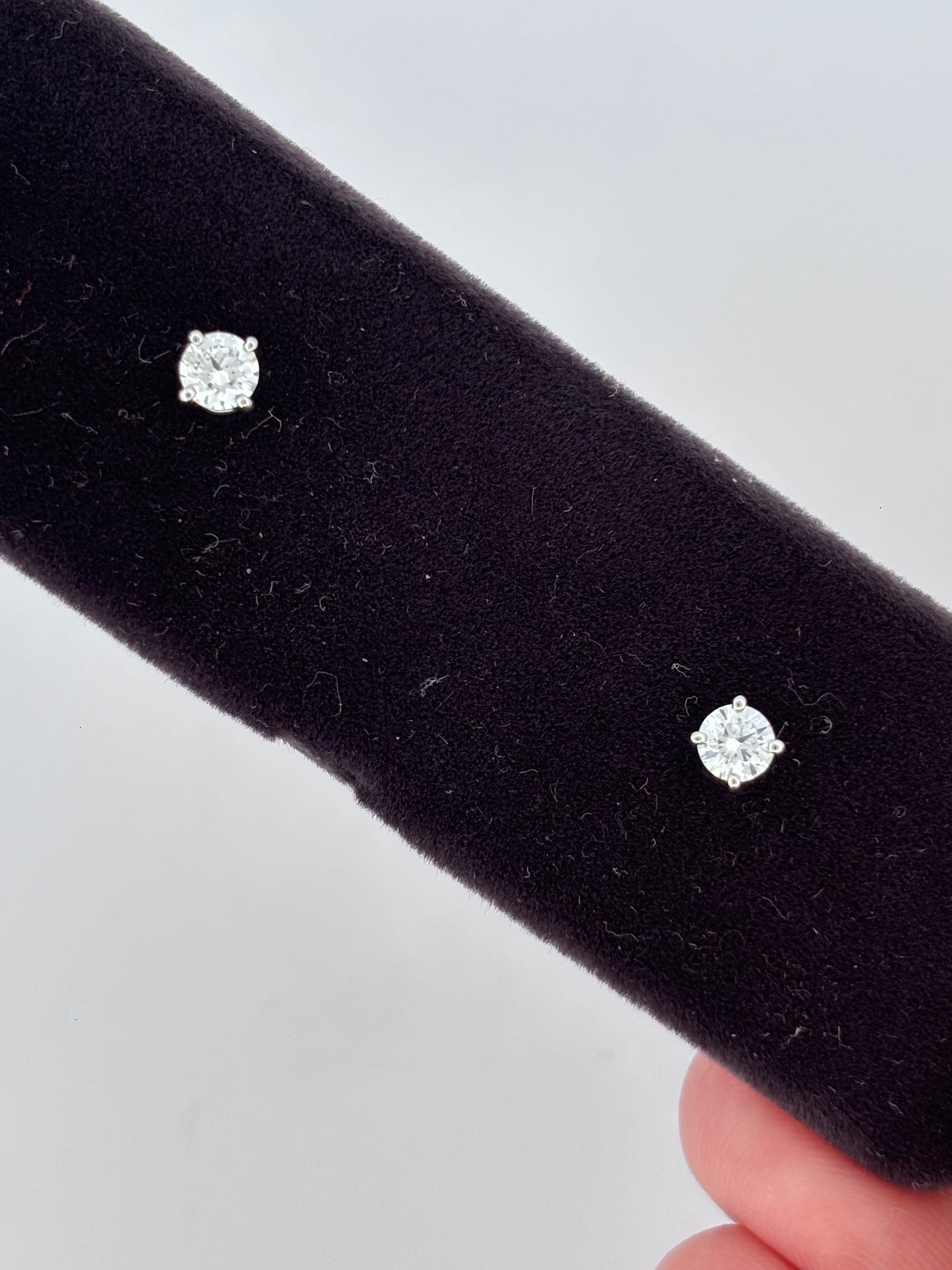 TIFFANY & Co – Boucles d’oreilles « Solitaire » | Or blanc 18K | Diamants 0,70 ct (total) | Brilliant Cut