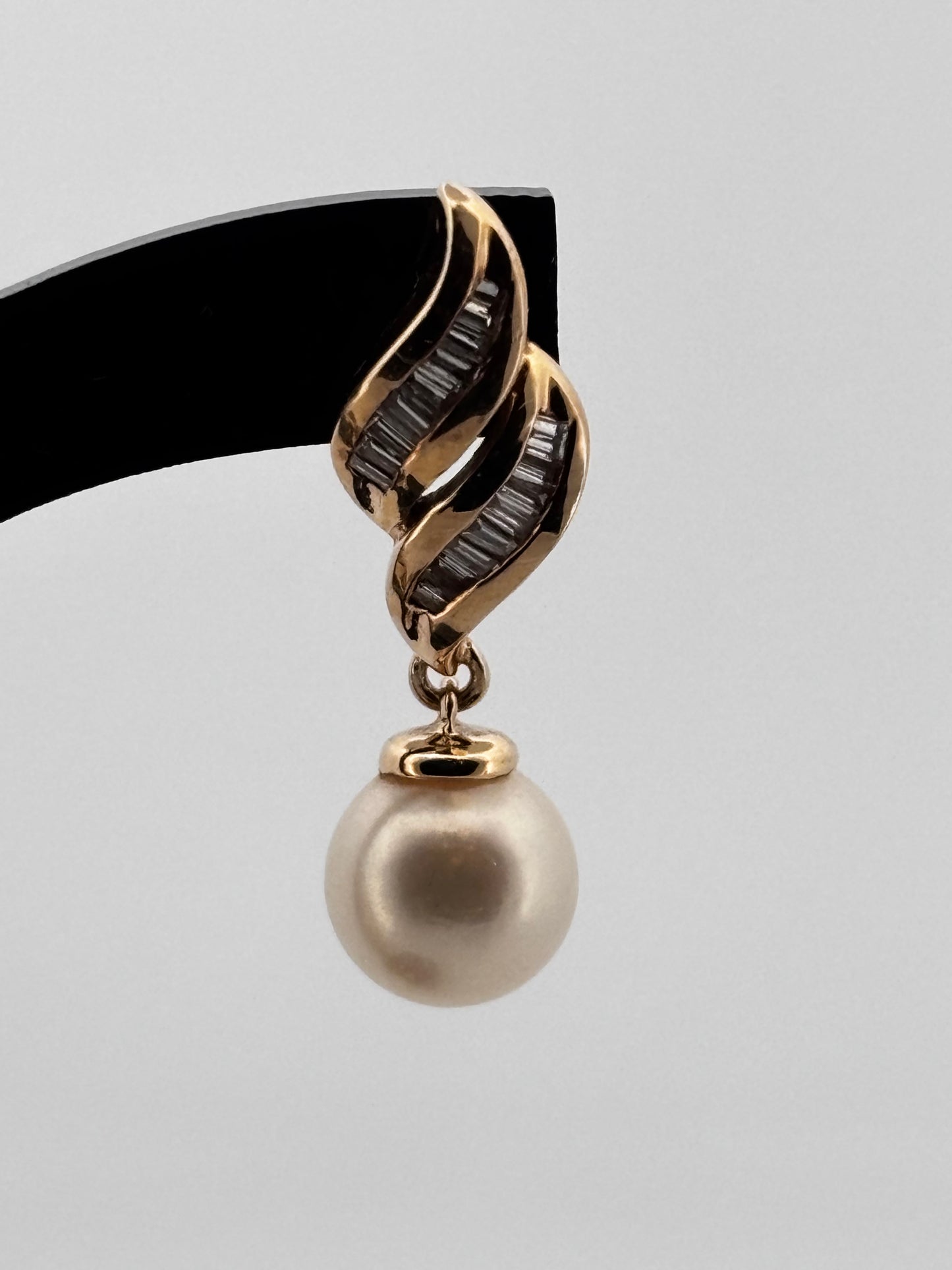 Parure Or 14K – Boucles d’oreilles & Pendentif | Perles du Japon | Diamants baguette