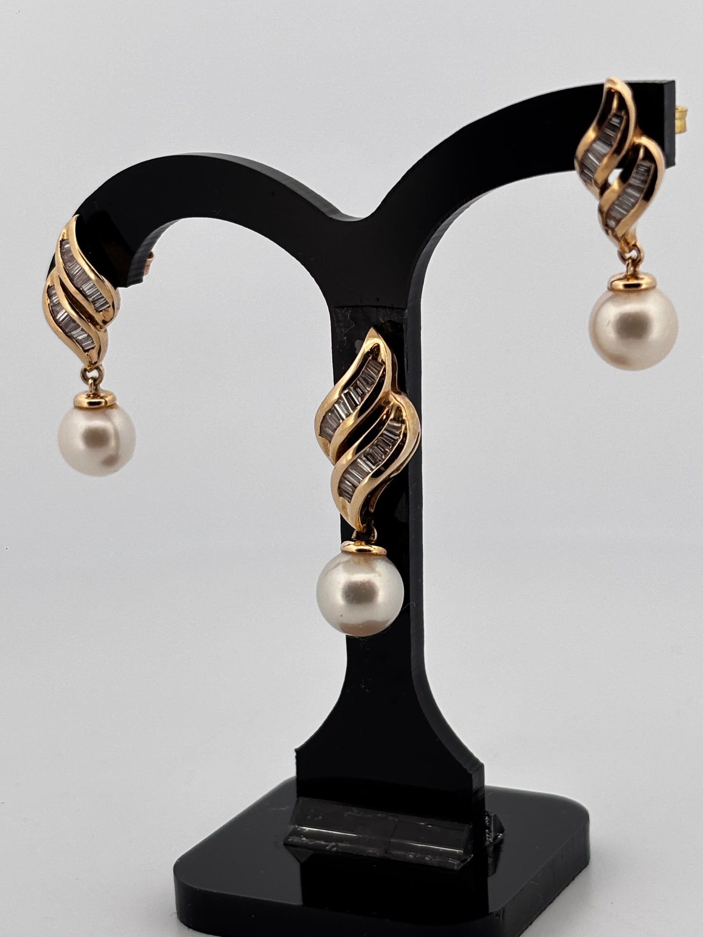Parure Or 14K – Boucles d’oreilles & Pendentif | Perles du Japon | Diamants baguette