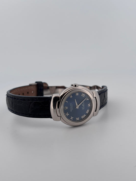 ROLEX – Cellini Or Blanc 18K | Cadran Bleu | 26 mm | Bracelet Cuir | Circa années 2000